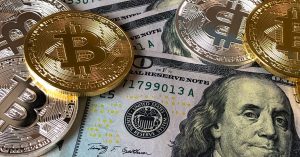 bitcoins et billets en dollars americains 3